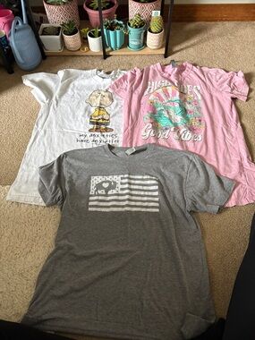 Women medium tee shirt bundle